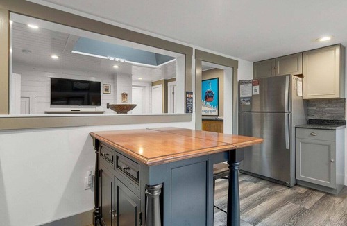 Bethel Apartment | Broad Street 2 | Chickadee