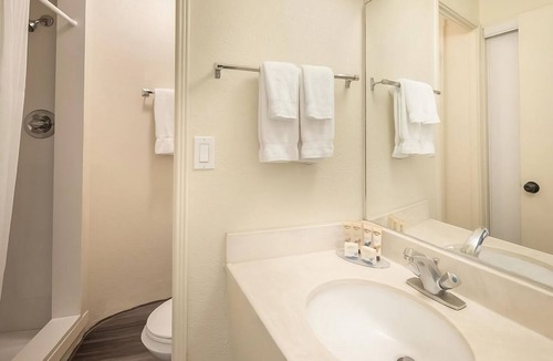 Waikiki Hotel | Budget Friendly, Spacious Suite, Full Kitchenette & Lanai - Near Waikiki Beach!