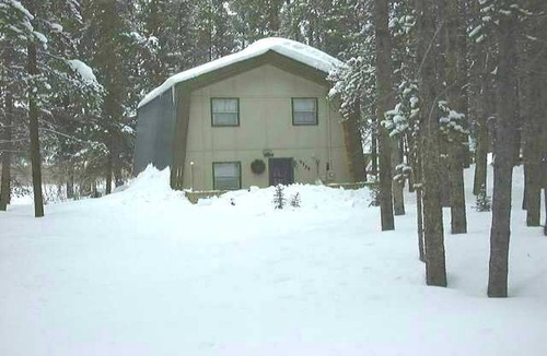 Blue River Ski Chalet | Cabin on 1 Acre - 5 Minutes to Lifts!