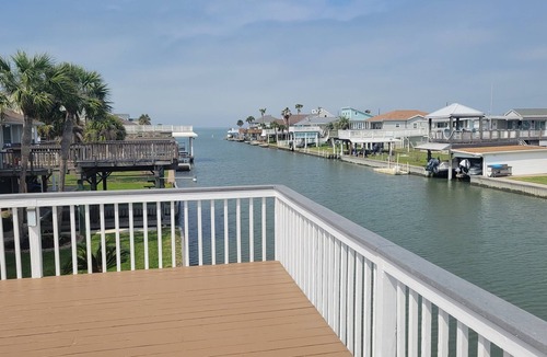 Galveston House | Canal Front w/Private Dock & Green Lights