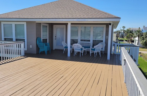 Galveston House | Canal Front w/Private Dock & Green Lights