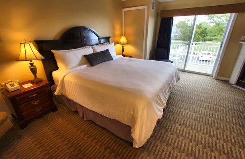 Falmouth Heights Hotel | Captain's Quarters Resort with Ocean Front View overlooking Vineyard Sound