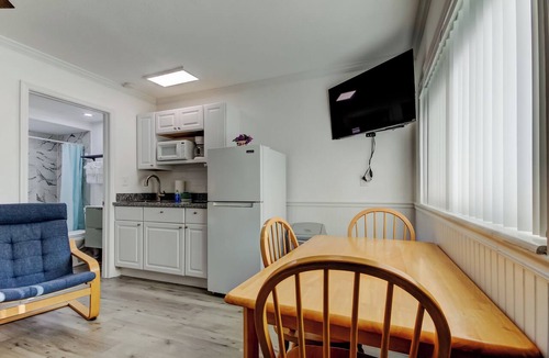 Sunset Reef Hotel | CAROUSEL SUITES - #6 NEWLY RENOVATED STUDIO - JUST STEPS AWAY FROM THE BEACH