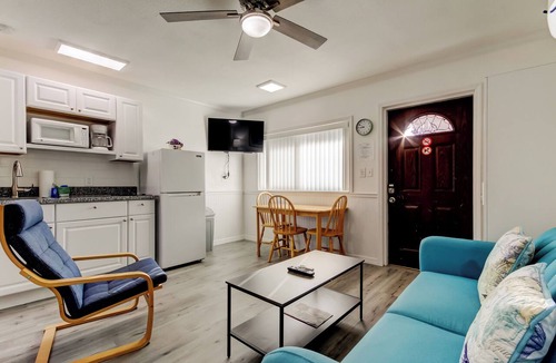 Sunset Reef Hotel | CAROUSEL SUITES - #6 NEWLY RENOVATED STUDIO - JUST STEPS AWAY FROM THE BEACH