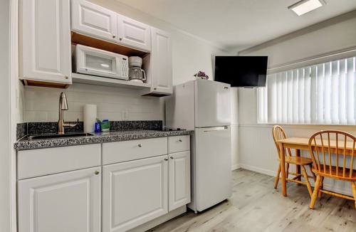 Sunset Reef Hotel | CAROUSEL SUITES - #6 NEWLY RENOVATED STUDIO - JUST STEPS AWAY FROM THE BEACH