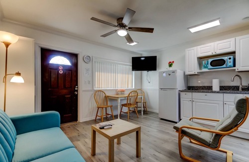 Sunset Reef Hotel | Carousel Suites #1- Coastal Studio steps to the Beach!