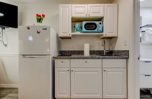 Sunset Reef Hotel | Carousel Suites #1- Coastal Studio steps to the Beach!