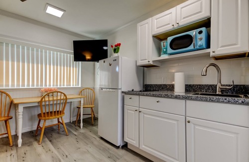 Sunset Reef Hotel | Carousel Suites #1- Coastal Studio steps to the Beach!