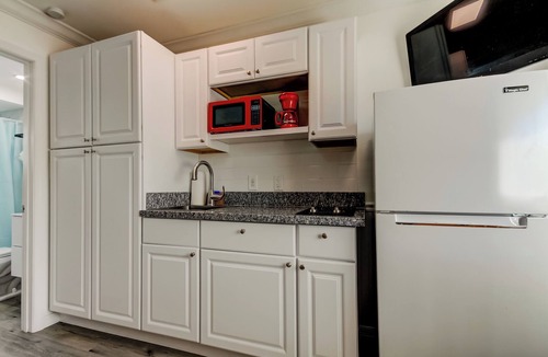 Sunset Reef Hotel | 🎈Carousel Suites #2-Studio in Redington Shores - The Perfect Getaway!