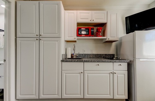 Sunset Reef Hotel | 🎈Carousel Suites #2-Studio in Redington Shores - The Perfect Getaway!