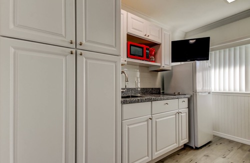 Sunset Reef Hotel | 🎈Carousel Suites #2-Studio in Redington Shores - The Perfect Getaway!