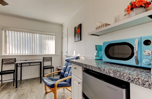Sunset Reef Hotel | 🍹Carousel Suites #4 – Your Beachside Escape in Redington Shores! 🏖️