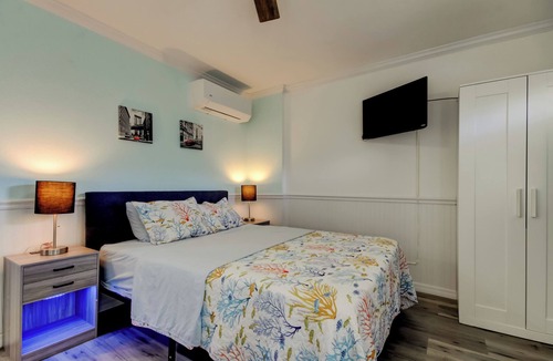 Sunset Reef Hotel | 🍹Carousel Suites #4 – Your Beachside Escape in Redington Shores! 🏖️