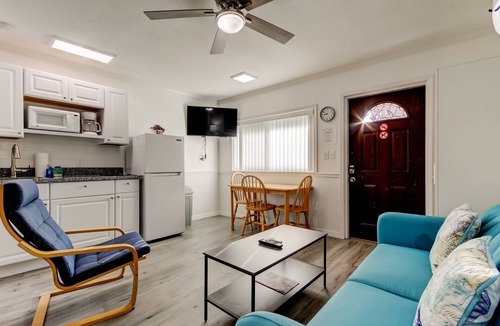 Sunset Reef Hotel | 🌞Carousel Suites #6 - Updated Studio steps to the beach- Perfect for a Relaxing Getaway!