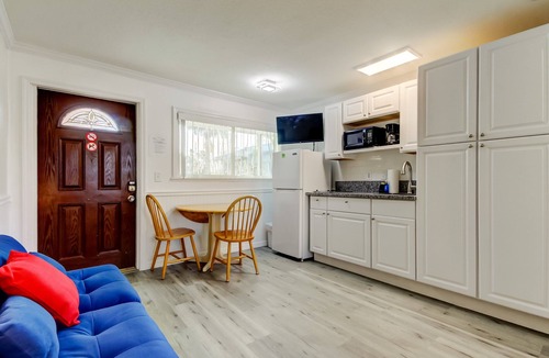 Sunset Reef Hotel | ⛵Carousel Suites #8- Renovated Studio steps to the beach - The Perfect Getaway!