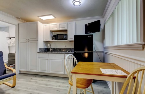 Sunset Reef Hotel | 🏖️Carousel Suites #9 - Coastal Studio Steps to the Beach!