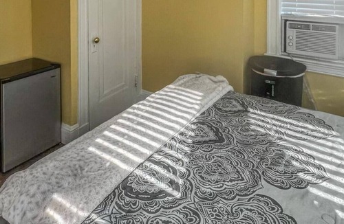 Chelsea House | Casa Castor - Private Room with Shared Bathroom 3