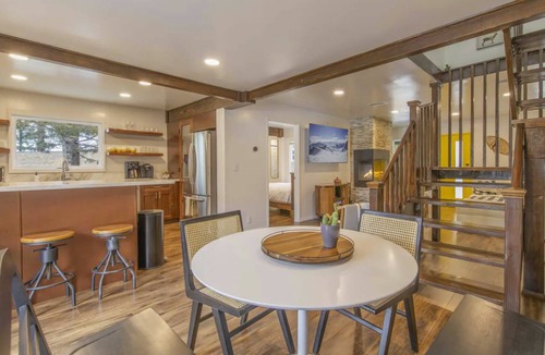 The Village Cabin | Central AC - Near Village and Lake - 4Bedroom 3Bath 1/3 Acre Prop - Jacuzzi