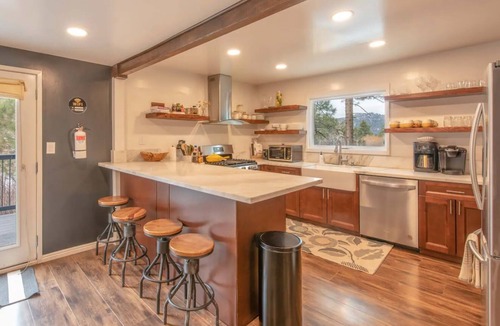 The Village Cabin | Central AC - Near Village and Lake - 4Bedroom 3Bath 1/3 Acre Prop - Jacuzzi