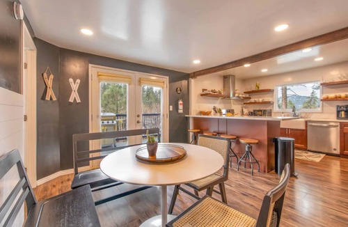 The Village Cabin | Central AC - Near Village and Lake - 4Bedroom 3Bath 1/3 Acre Prop - Jacuzzi
