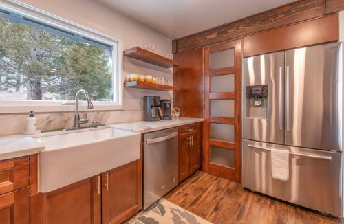 The Village Cabin | Central AC - Near Village and Lake - 4Bedroom 3Bath 1/3 Acre Prop - Jacuzzi
