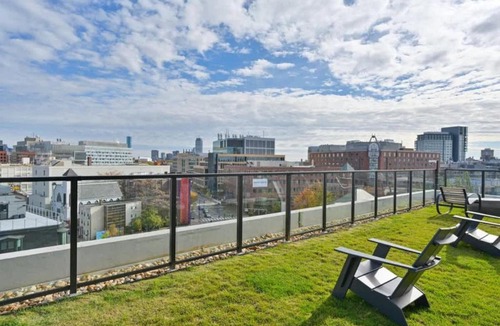 Central Square Apartment | Central Space to Balance Life Work Play 7 Sleeps