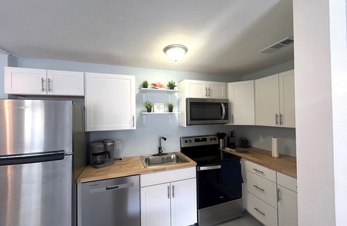Redington Shores Cottage | Charming 1-bedroom1 -bath Place 100 steps to the beach Redington Shores, FL