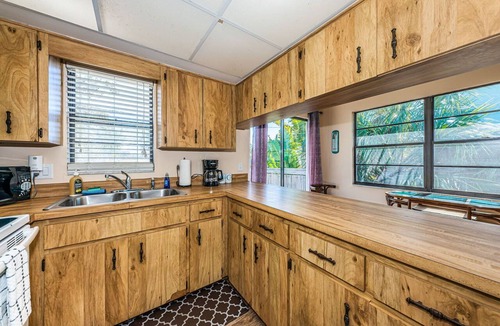 Indian Rocks Beach Apartment | Charming 2 bedroom Beach suite with large private deck