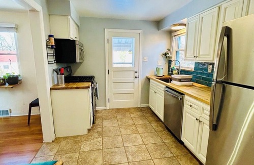 Pittsburgh House | Charming 2-bedroom house with parking. Minutes from Downtown, CMU, Uni of Pitt