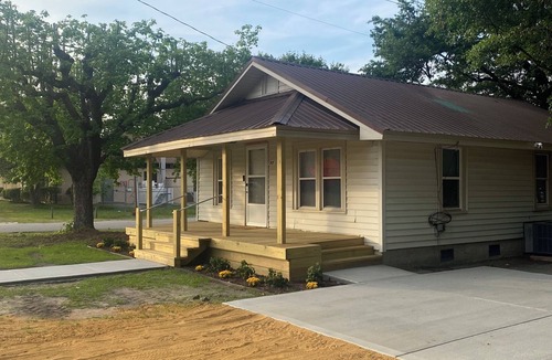 Pembroke House | Charming 2-bedroom house with AC, WiFi in the heart of Pembroke