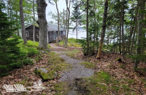 Mac Mahan Cabin | Charming 2-bedroom waterfront home in Wiscasset, ideal for family getaways.