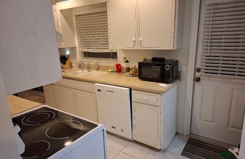 Gulf Gate Estates House | Charming 2bd 2ba, very green, 3 min drive to SiestaKey, 55+community, nice pool.