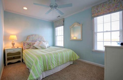 Holden Beach House | Charming Cabin Getaway with Lovely Views near Raleigh, North Carolina