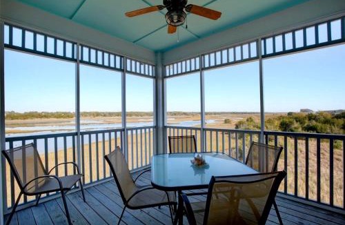 Holden Beach House | Charming Cabin Getaway with Lovely Views near Raleigh, North Carolina