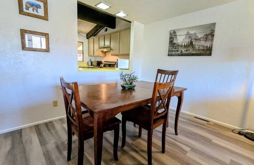 Big Bear Lake House | Charming Forest Retreat – Steps from Snow Summit Slopes