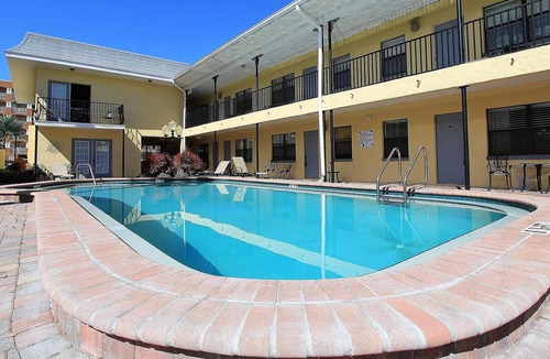 Redington Beach Condo | Charming getaway across the street from sparkling waters of Redington Beach