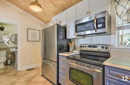 Palmetto House | Charming Home with Hot Tub and Garden, 20 minutes to Beach.