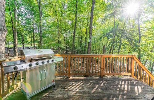 East Stroudsburg Villa | Charming Lakefront Getaway with Hot Tub & Game Room Perfect for Families!