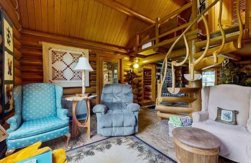 Greenville House | Charming log cabin on 50 acres w/Kayaks, Row boat, Firepit, Skiing and more
