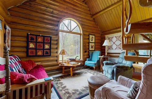 Greenville House | Charming log cabin on 50 acres w/Kayaks, Row boat, Firepit, Skiing and more