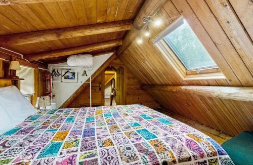 Greenville House | Charming log cabin on 50 acres w/Kayaks, Row boat, Firepit, Skiing and more