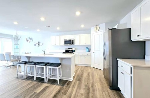 Southport House | Charming new 3-bedroom house in Southport with lake view