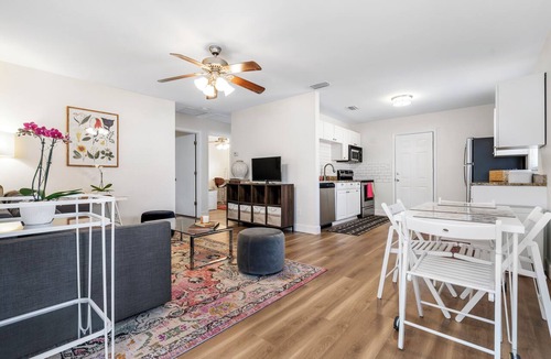 Palma Ceia Apartment | Charming Palma Ceia 2BR Lush Garden Walk to Bayshore & Restaurants
