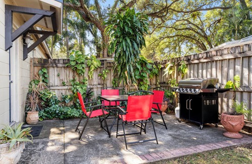 Palma Ceia Apartment | Charming Palma Ceia 2BR Lush Garden Walk to Bayshore & Restaurants