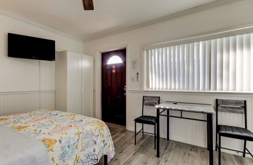 Sunset Reef Hotel | Charming Studio- Walk to the Beach-Renovated-GREAT LOCATION-Carousel #4