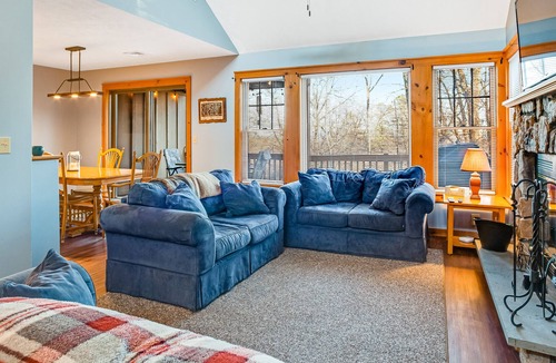 Tannersville House | Charming Townhouse with High-Speed WiFi, Central AC, and Wood Fireplace!