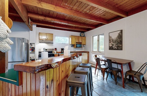 Waitsfield House | Charming & tranquil nature getaway with great balcony views - near golf & skiing