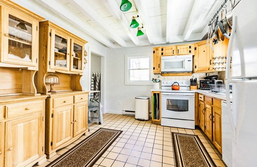 Katama House | Charming Vineyard Saltbox + Ferry Tickets