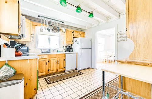 Katama House | Charming Vineyard Saltbox + Ferry Tickets