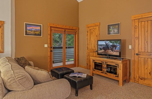Christie Heights House | Charming w/Mtn Views + Hot Tub + Near Town & Peak 8 - Bystone Villa Retreat